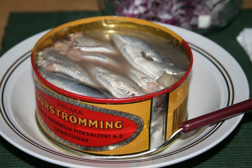 Een blikje met gefermenteerde haring, genaamd Surströmming.